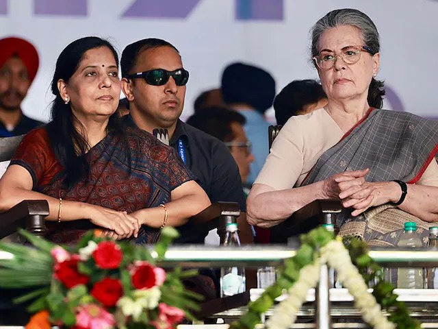 Sunita Kejriwal reads husband's message during the INDIA bloc rally 'Arvind Kejriwal sher(lion) hai'