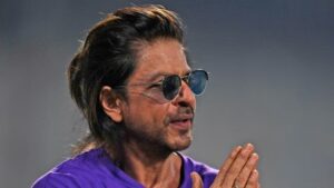 Shah Rukh Khan wins hearts by picking up abandoned KKR flags following last night's IPL play. Watch