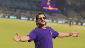 Shah Rukh Khan wins hearts by picking up abandoned KKR flags following last night's IPL play. Watch